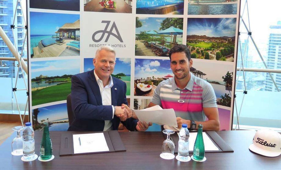 David Thomson, CEO de JA Resorts & Hotels y Rafael Cabrera-Bello, durante la firma del acuerdo de patrocinio.