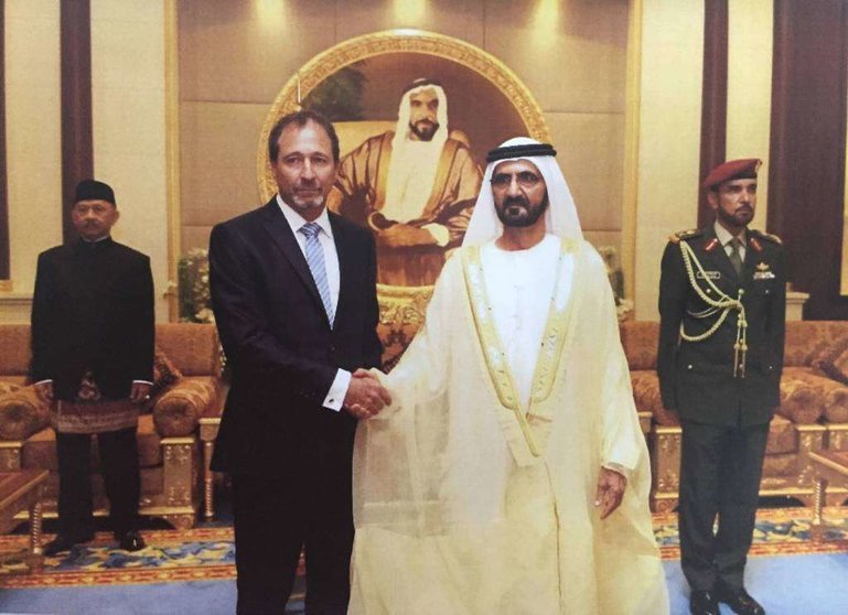 Su Alteza el Jeque Mohammed bin Rashid Al Maktoum saluda al embajador de Argentina tras recibir sus credenciales.