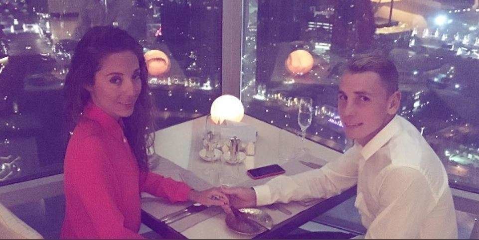 El futbolista del Barça y su novia durante la cena romántica en Dubai.
