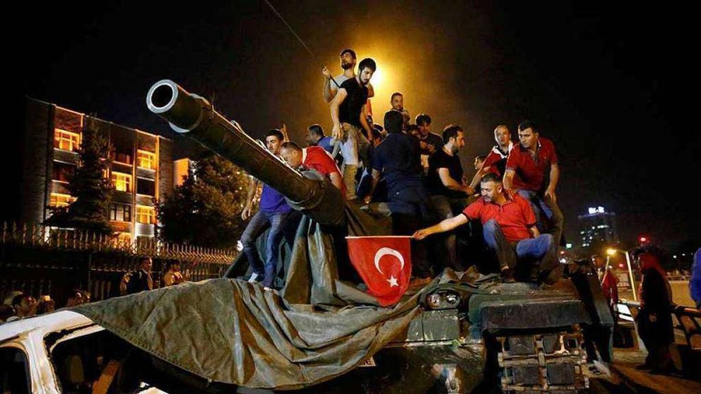 Imagen durante el golpe intento de golpe de estado en Turquía (RTVE). 
