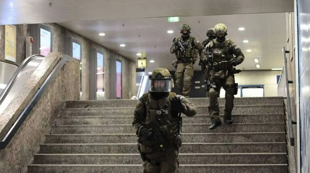 Fuerzas armadas alemanas en una estación de metro de Múnich.