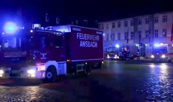 Dispositivo policial desplegado en la ciudad alemana de Ansbach tras la explosión de una bomba. (AP, Twitter)
