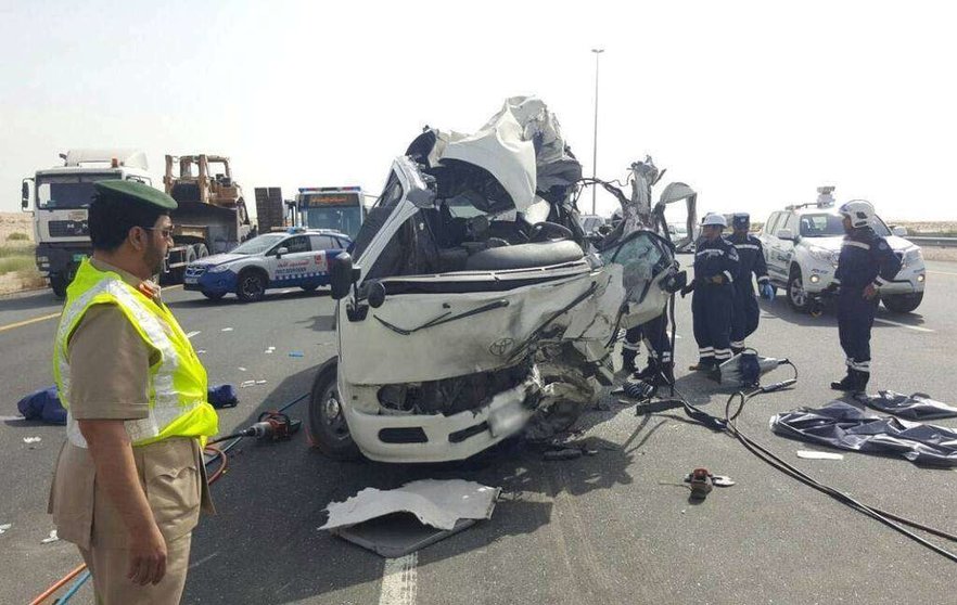 Estado en el que quedó el minibús tras el accidente en Emirates Road. (Policía de Dubai)