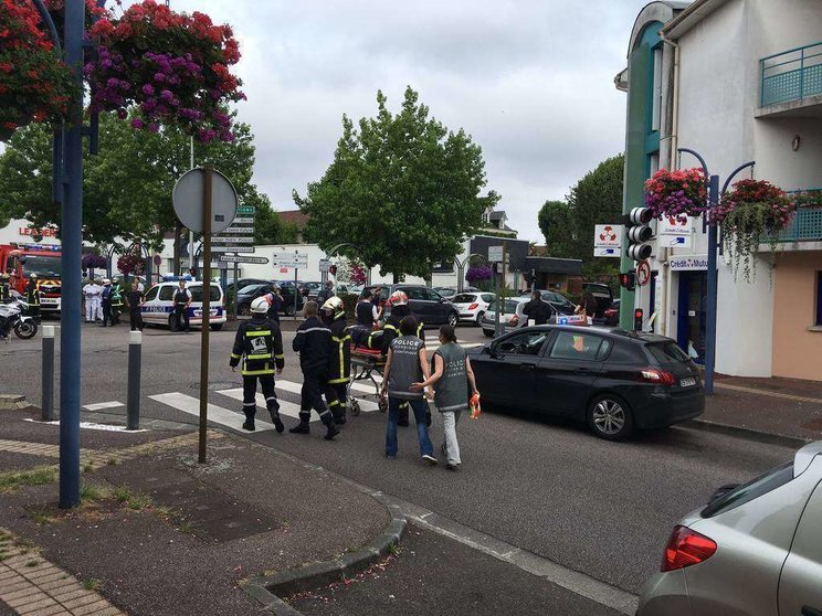 Los equipos de emergencias actúan tras el asalto en una iglesia en Francia. (Frederic Veille, Twitter)