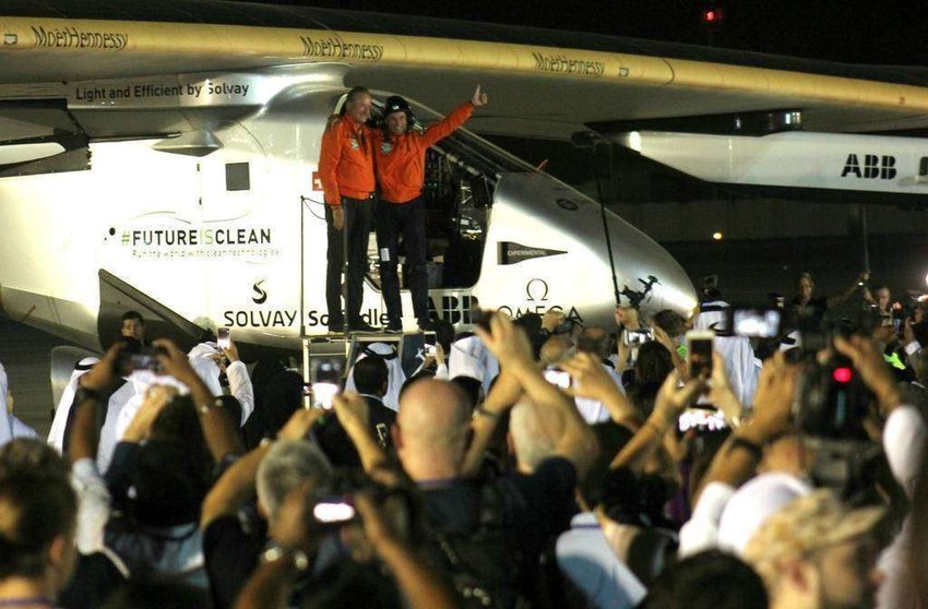 El piloto Bertrand Piccard saluda a la puerta del Solar Impulse en presencia de su compañero André Borschberh. (R. Pérez)
