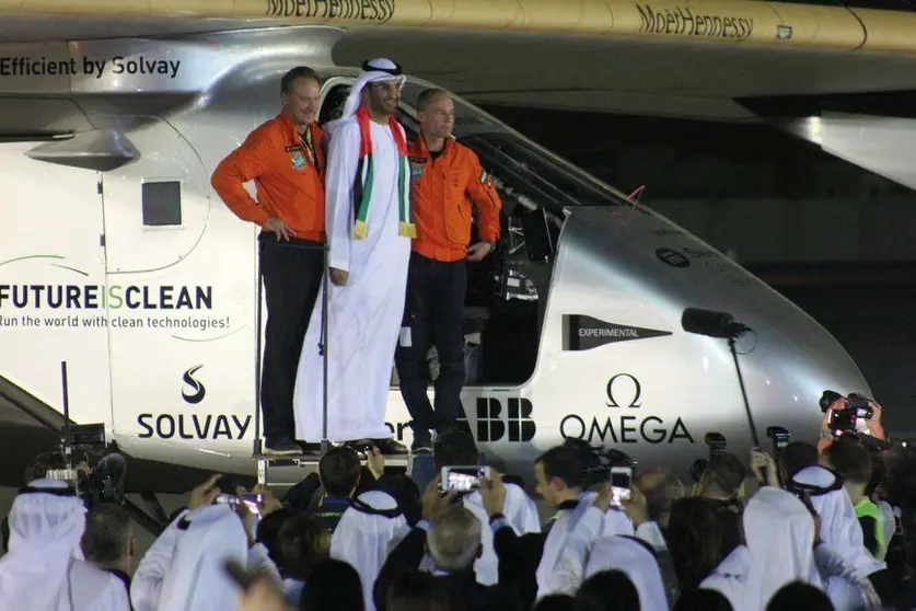  Los pilotos André Borschberh –izquierda- y Bertrand Piccard junto a Sultán Al Jaber. (R. Pérez)