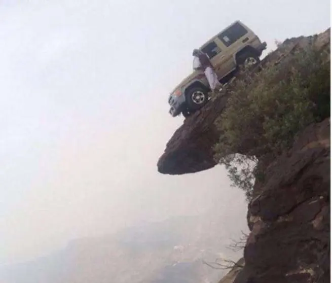 El aventurero saudí junto a su coche.