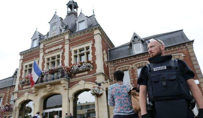 La iglesia francesa Saint-Etienne-du-Rouvray's custodiada por la policía. 