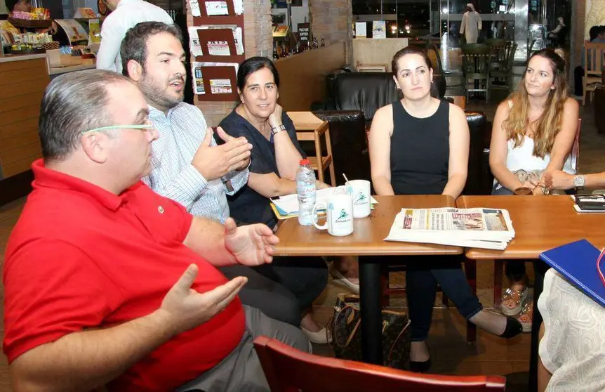 Txema Urrutia -segundo por la izquierda tras Mariano Andrés-, número uno del CEURE, durante uno de los encuentros de la candidatura. (EL CORREO)