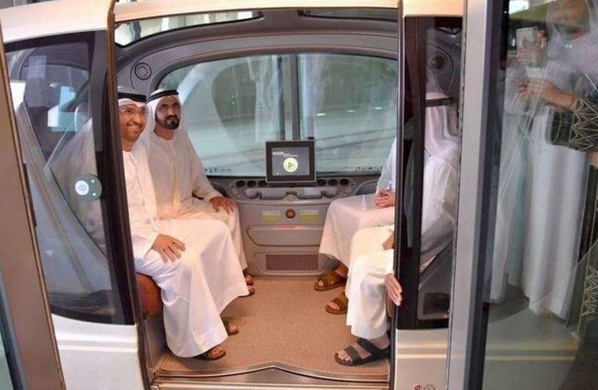 El gobernador de Dubai en los vehículos sin conductor de la ciudad de Masdar.
