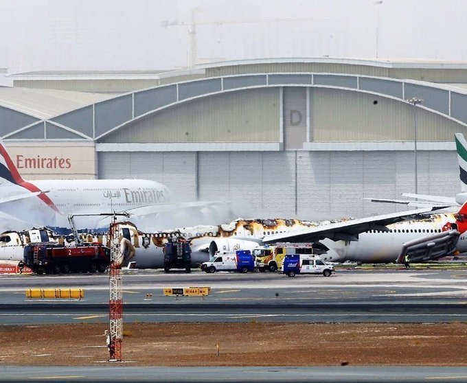 Estado en el que quedó el avión de Emirates EK521 tras el aterrizaje de emergencia en el Aeropuerto de Dubai.