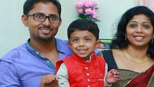 Salosh Zakariya, Neethu Antony y su hijo Steve estuvieron a punto de embarcar en el vuelo siniestrado en Dubai.