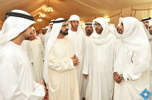 El jeque Mohammed ofrece sus condolencias a la familia del bombero Jassim Al Bloushi. (Dubai Media Office)