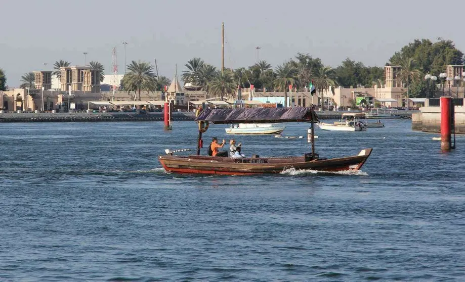 Turistas cruzan el Creek a bordo de un dhow en la vieja Dubai. (EL CORREO)