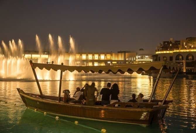 Un abra tradicional en el lago de la fuente del Dubai Mall.