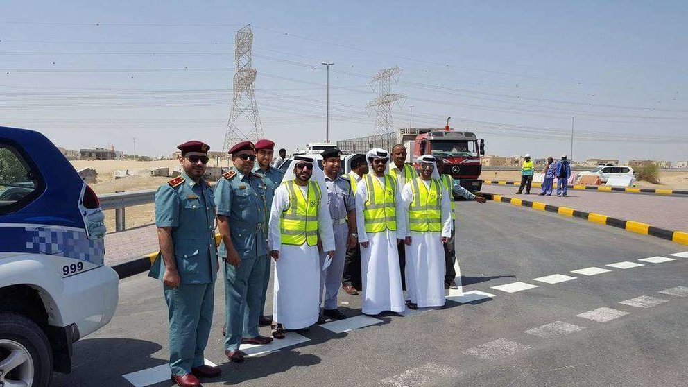 Autoridades en la inauguración de la nueva carretera de Sharjah.