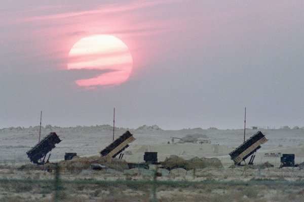 Porta misiles Patriot de Arabia, utilizados por primera vez en la guerra del Golfo, vigilan la frontera saudita con Yemen. (AFP)