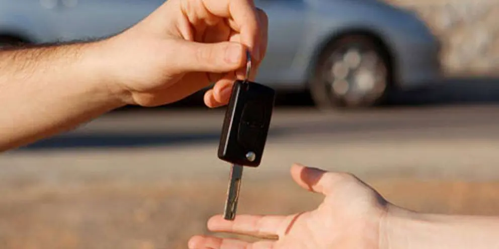 Una vez transferido y entregado el coche recibían el 'cash check', pero no tenía fondos.