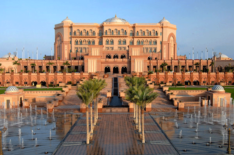 El hotel Emirates Palace en la Corniche de Abu Dhabi.