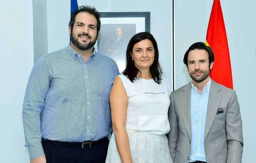 De izquierda a derecha, Txema Urrutia, Julia Rubio y Enrique Hormigo, representantes de las candidaturas que han asistido en la Embajada de España a la constitución de la Comisión Electoral para el Consejo de Residentes Españoles. (Manaf K. Abbas)