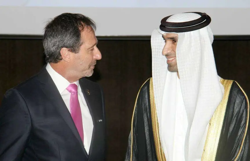 Thani Ahmed Al Zeyoudi, ministro de Cambio Climático y Medioambiente, conversa con el embajador de Argentina en EAU, Fernando de Martini -izquierda-. (EL CORREO)