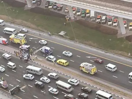 Los equipos de emergencia intervienen en el lugar del accidente en Sheikh Zayed.