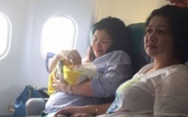 La madre y el bebé en el avión, después del parto.
