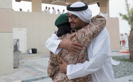 El jeque Mohamed bin Zayed Al Nahyan, Príncipe Heredero de Abu Dhabi y Subcomandante Supremo de las Fuerzas Armadas de los EAU (R), felicita a su hija, la jequesa Hessa Bint Mohamed bin Zayed Al Nahyan, después de su graduación.