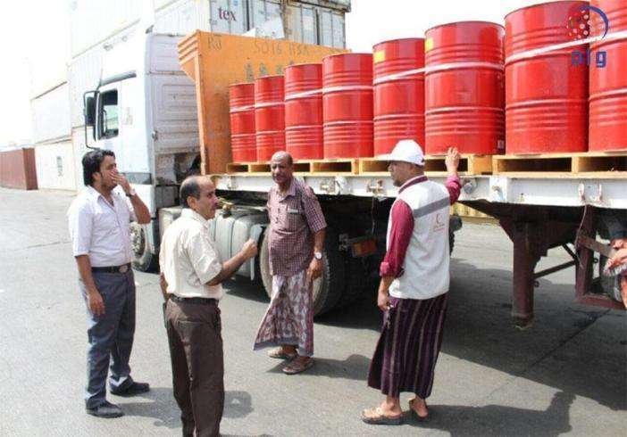 Un imagen del camión cargado de petróleo que la Media Luna Roja ha enviado a Yemen. (WAM)
