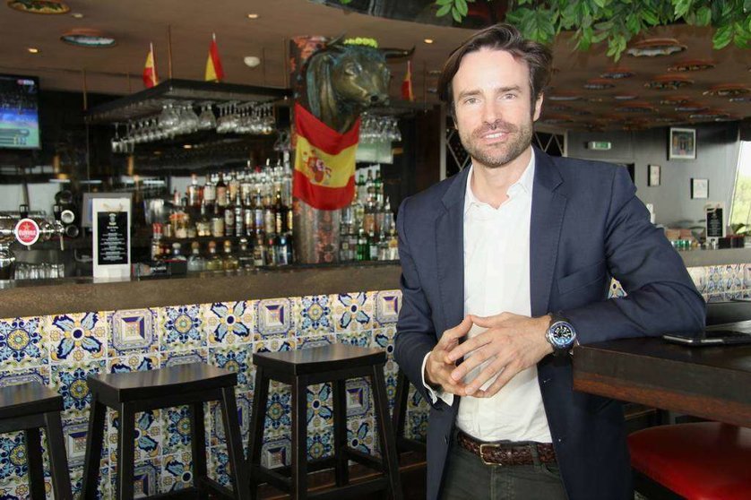 Enrique Hormigo, número uno de la candidatura Españoles en Emiratos (E3), en el restaurante español Casa de Tapas tras hablar con EL CORREO DEL GOLFO. (EL CORREO)
