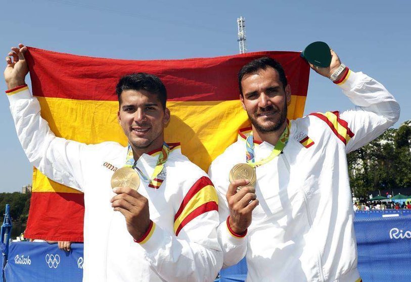 Los piragüístas Saúl Caviotto y Cristian Toro muestran su medalla de oro. (COE)