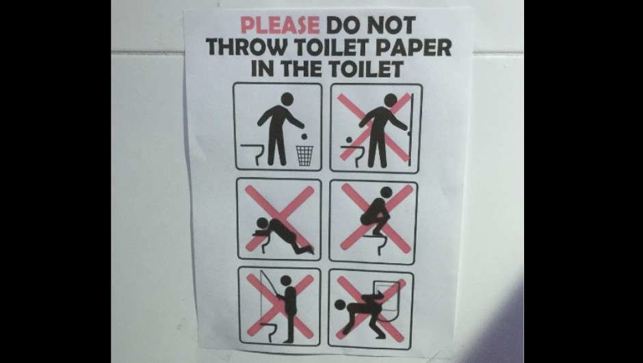  Los dibujos muestran lo que está prohibido hacer en los baños.