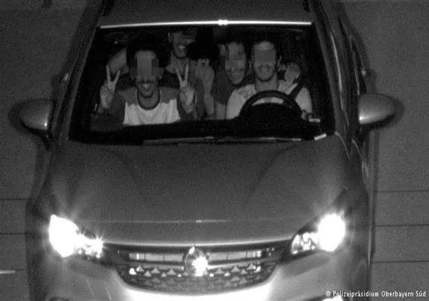 La fotografía del radar muestra con claridad a los jóvenes emiratíes.