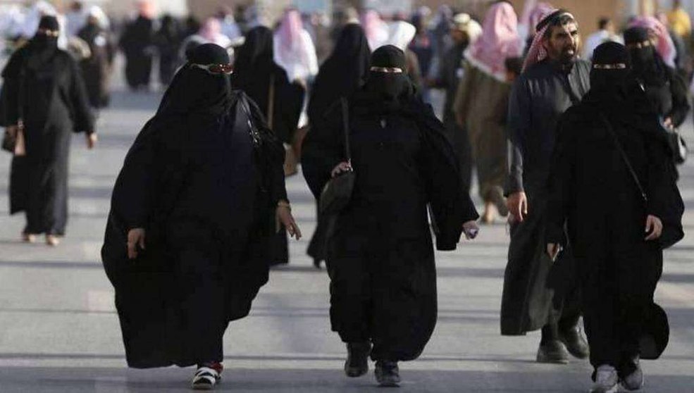 Un grupo de mujeres saudíes pasea en Arabia Saudita.