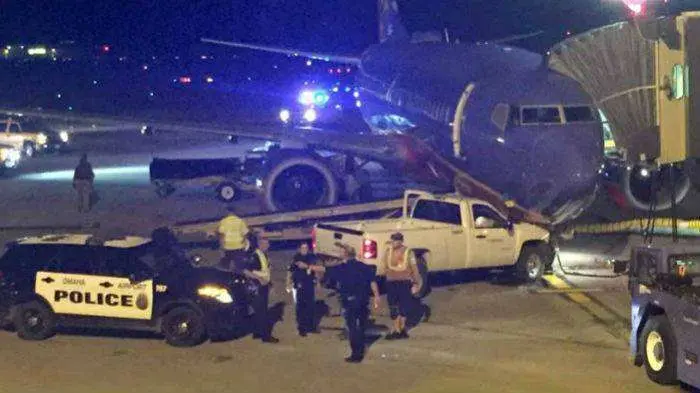 El avión sufrió desperfectos a causa del impacto de la camioneta.