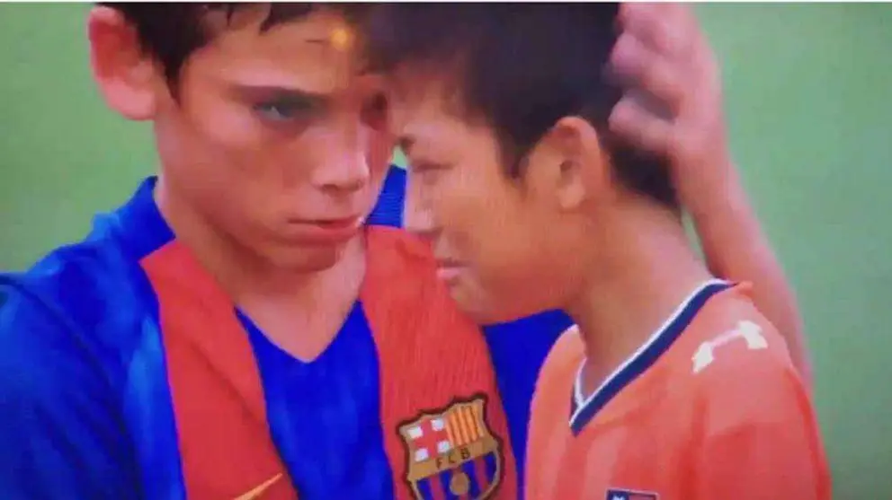 El jugador infantil del Barça consuela al futbolista japonés.