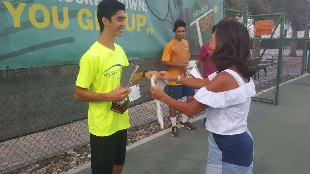 Álvaro Bueno recoge el premio en uno de los torneos que ha ganado. (Cedida)