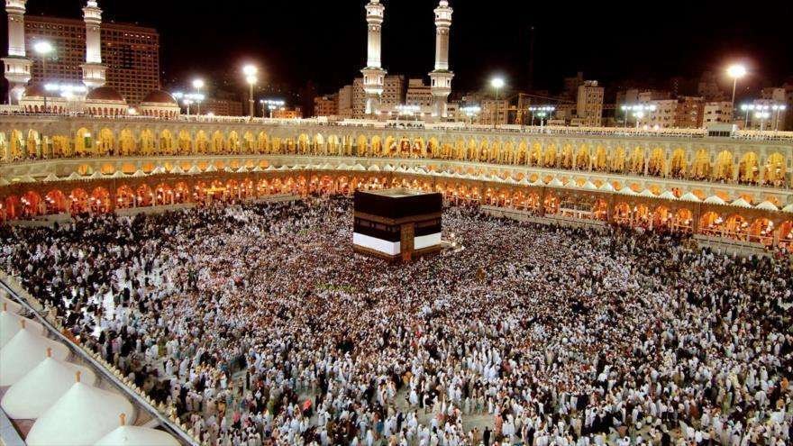 Peregrinos musulmanes rodean el lugar sagrado de la Kaaba en La Meca.