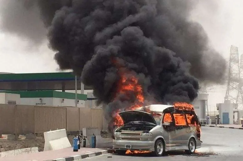 Coche en llamas en una zona de Dubai. (Fuente externa)