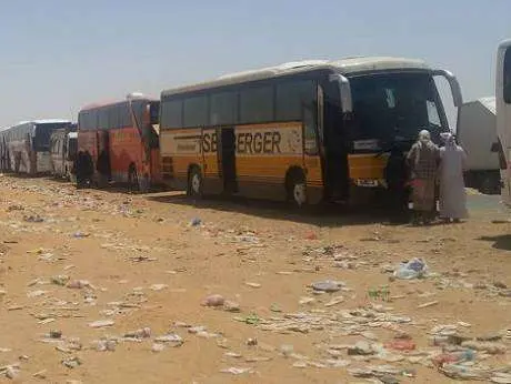 Los autobuses de los peregrinos están parados en la frontera.