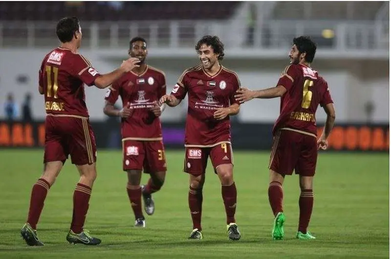 Jorge Valdivia, segundo por la derecha celebra el gol (The National).