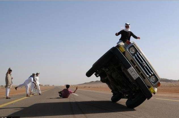 Una imagen suministrada de internet de acrobacias al volante en Arabia Saudita.