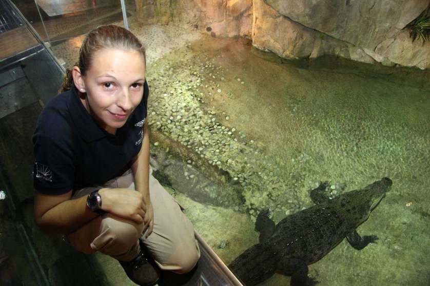 Beatriz Pereira con King Croc en el acuario de Dubai Mall.