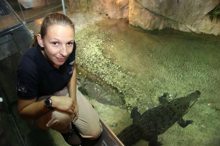 Beatriz Pereira con King Croc en el acuario de Dubai Mall.