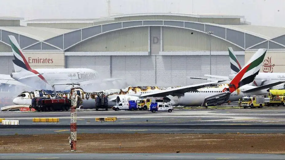 Estado del avión tras ser sofocadas las llamas por los equipos de emergencia.