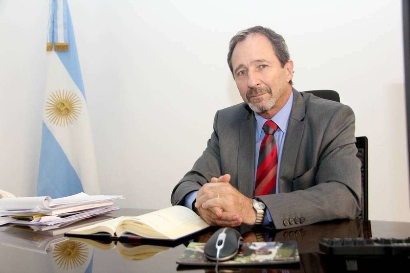 Fernando Ramón de Martini, en su despacho de la sede de la Embajada de Argentina en Abu Dhabi. (EL CORREO)