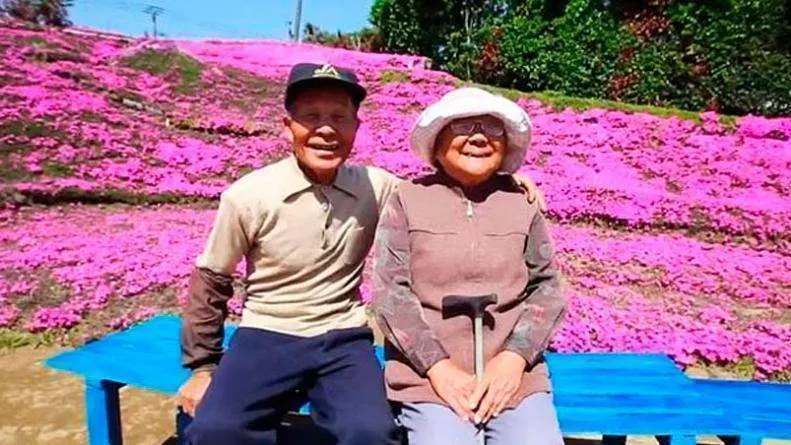 El matrimonio Kuroki, en su jardín de Japón.