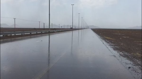 LLuvia sobre la carretera de Al Ain. (NCMS, Twitter)