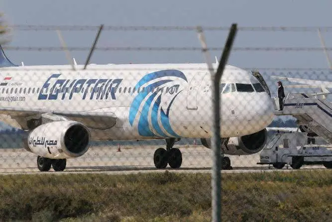 El humo se encontraría en la parte delantera del avión.