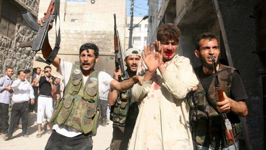 Rebeldes sirios junto a un prisionero.